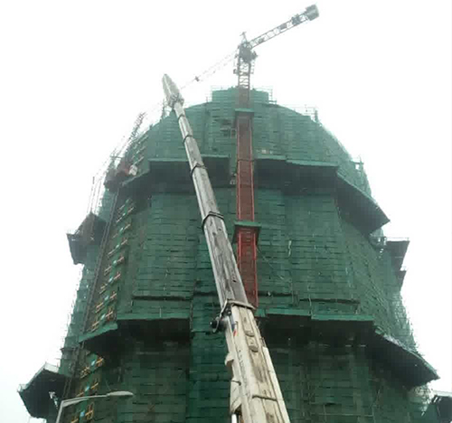 通海吊车在工地上作业